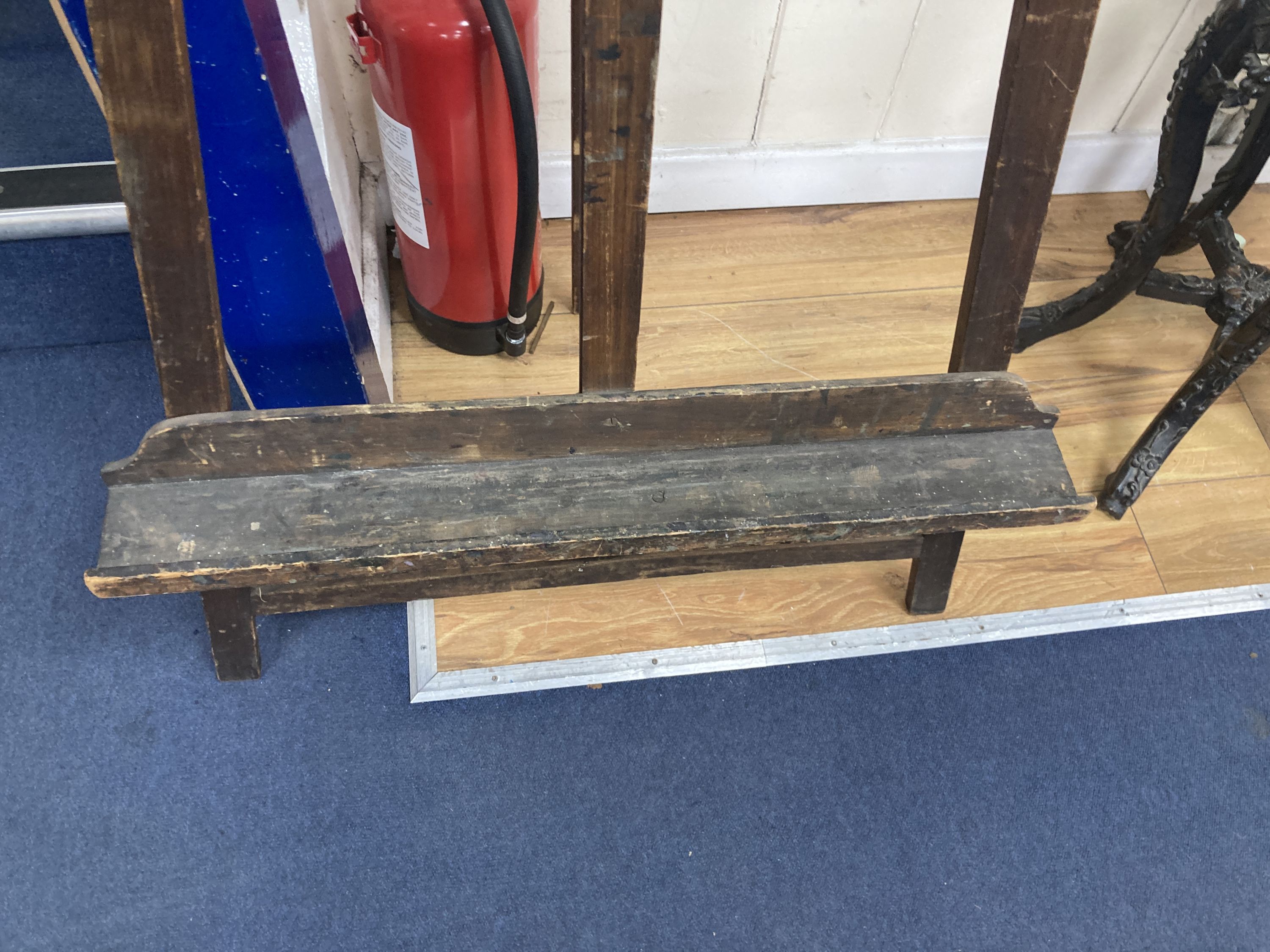 An early 20th century pine artists studio easel, height 180cm